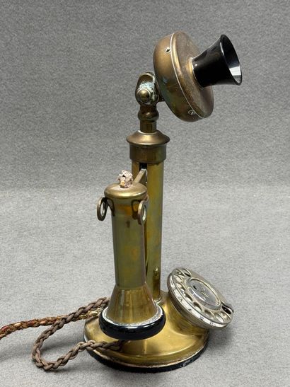 Téléphone ancien en cuivre. 
H. :32 cm.