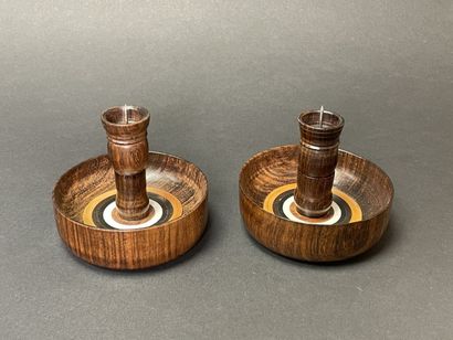 Deux petits bougeoirs de voyage en bois tourné,...