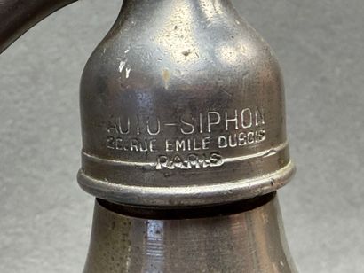 Trois siphons, un en verre bleu et deux avec...