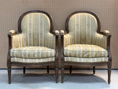 Paire de bergères de style Louis XVI
H. :94...