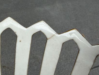 Corbeille en porcelaine décor au barbeau.
Milieu...