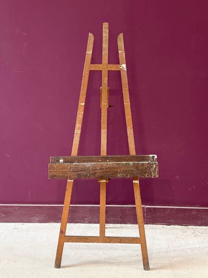 Chevalet tripode, pliable.
H. :155 cm.
