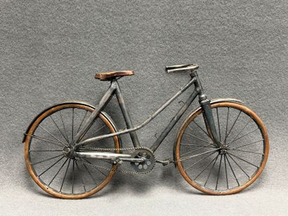 Réduction décorative de vélo en métal.
28...