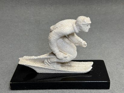 Skieur en faïence émail moucheté. 
Années...