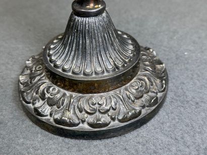 Ensemble de deux paires de bougeoirs en métal...