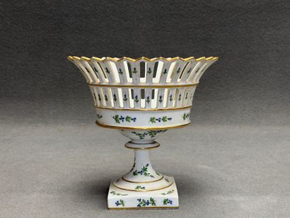 Corbeille en porcelaine décor au barbeau.
Milieu...