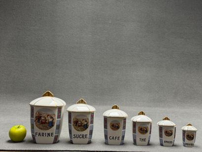 Série de six pots à épices en porcelaine...