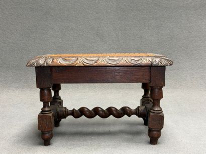 Petit tabouret de pied canné en chêne sculpté
Fin...