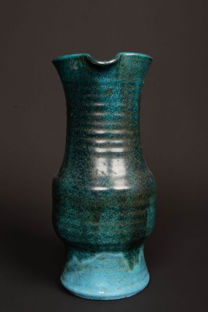 ACCOLAY. 
Pichet en céramique émaillée bleu...