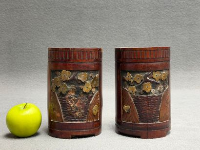 Paire de vases en bambou sculpté. 
H. :17,5...