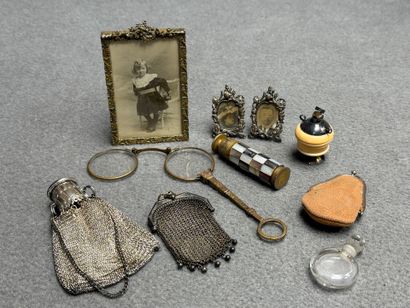 Lot d'objets de vitrine:
Cadres, bourses,...
