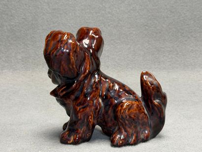 Chien en faïence. 
H. :16 cm.