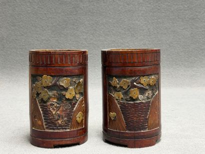 Paire de vases en bambou sculpté. 
H. :17,5...