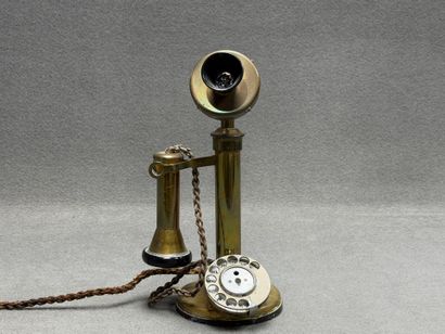 Téléphone ancien en cuivre. 
H. :32 cm.
