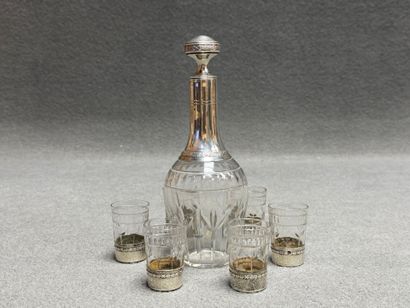 Service à liqueur monture en argent. 
Argent...