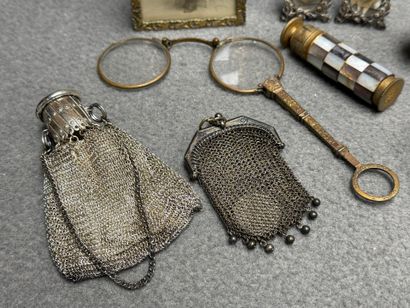 Lot d'objets de vitrine:
Cadres, bourses,...