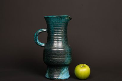 ACCOLAY. 
Pichet en céramique émaillée bleu...