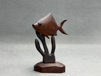 Poisson et corail en bois exotique sculpté....