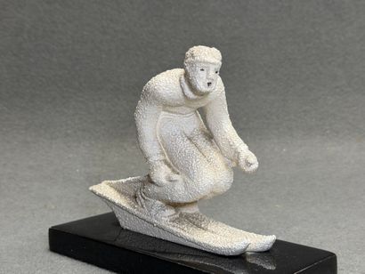 Skieur en faïence émail moucheté. 
Années...