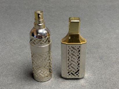 Deux vaporisateurs Guerlain. 
H. :14,5 cm...