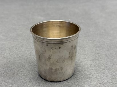 Timbale droite en argent. 
H. :7,5 cm. 
Poids:...