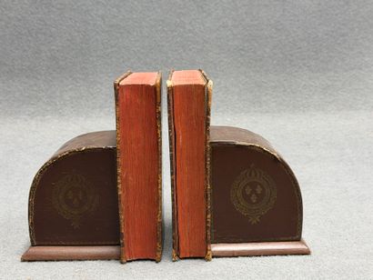 Paire de serres livres figurant des livres...