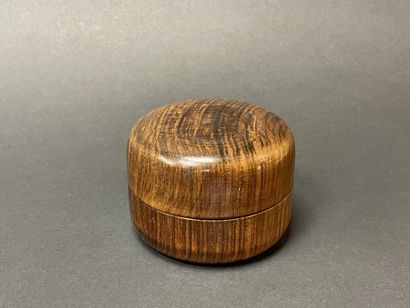 Deux petits bougeoirs de voyage en bois tourné,...