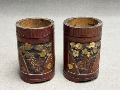 Paire de vases en bambou sculpté. 
H. :17,5...