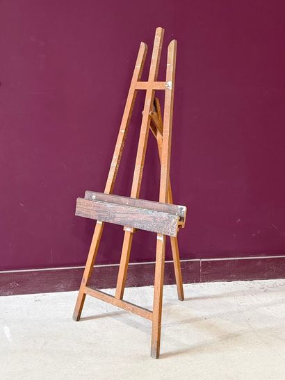 Chevalet tripode, pliable.
H. :155 cm.