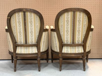 Paire de bergères de style Louis XVI
H. :94...