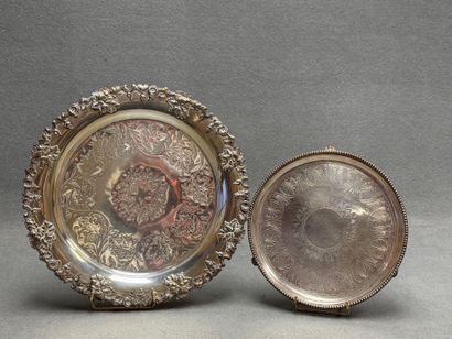 Deux plateaux rond en métal argenté. 
D....