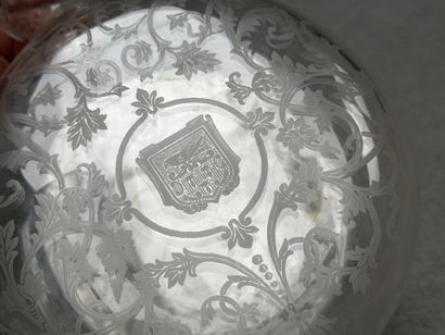 BACCARAT - Gourde en verre gravé, armorié
H....