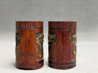 Paire de vases en bambou sculpté. 
H. :17,5...