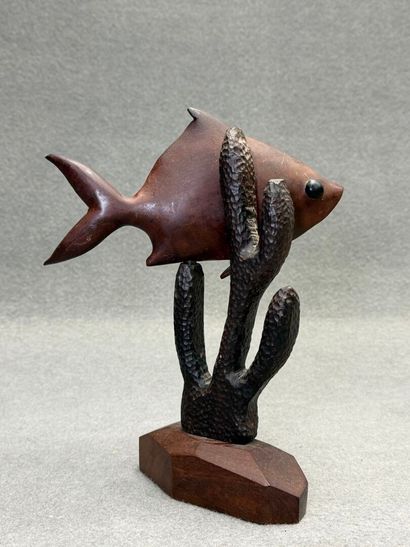Poisson et corail en bois exotique sculpté....
