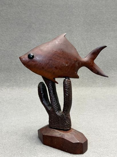 Poisson et corail en bois exotique sculpté....