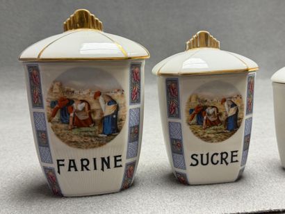 Série de six pots à épices en porcelaine...
