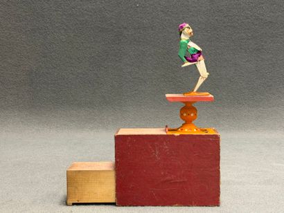 Jouet asiatique en bois. 
11 x 16 x 7 cm...