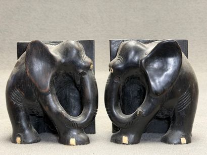 Paire de serre-livres éléphants en ébène...