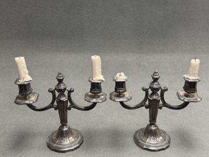 Ensemble de deux paires de bougeoirs en métal...