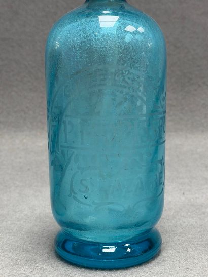 Trois siphons, un en verre bleu et deux avec...