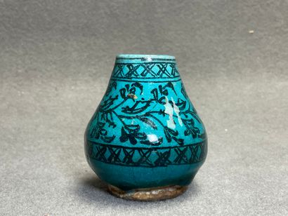 Petit vase en grès émaillé. 
Perse XIX°
H....