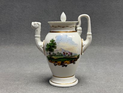 Théière en porcelaine XIX° à décor de paysage....