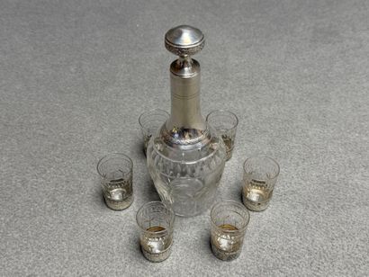 Service à liqueur monture en argent. 
Argent...