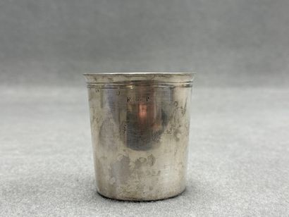 Timbale droite en argent. 
H. :7,5 cm. 
Poids:...