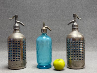 Trois siphons, un en verre bleu et deux avec...