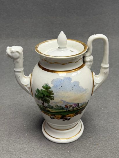 Théière en porcelaine XIX° à décor de paysage....