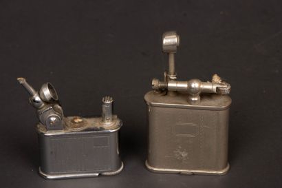 Deux briquets en métal argenté dont un Lancel....