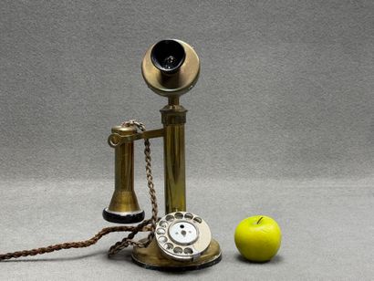 Téléphone ancien en cuivre. 
H. :32 cm.