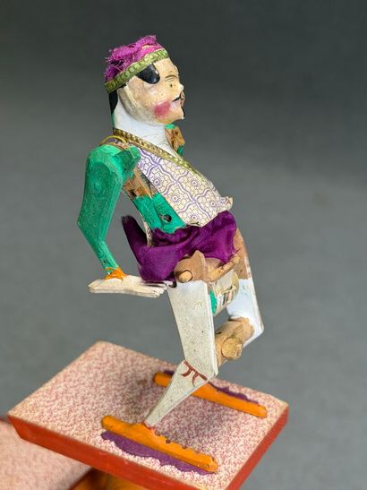 Jouet asiatique en bois. 
11 x 16 x 7 cm...
