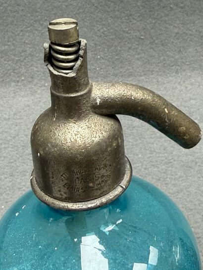 Trois siphons, un en verre bleu et deux avec...